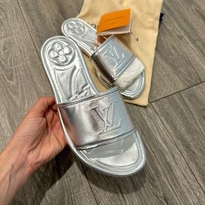 LOUIS VUITTON W'S MAGNETIC FLAT MULE SILVER. SIZE US 8 N / LV 36 N.